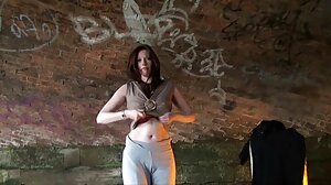 చలి నుండి తెలుగు సెక్స్ సెక్స్ లోపలికి వచ్చిన బస్టీ హిట్చర్